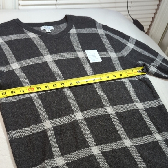 Croft & Barrow Gray V-Neck Sweater - Picture 6 of 12